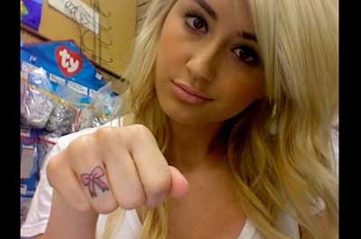 de laço no dedo tatuagem feminina